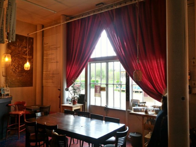 salle avec lustre et grands rideaux rouges