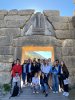 Photo de groupe des 2es devant la Porte des Lionnes